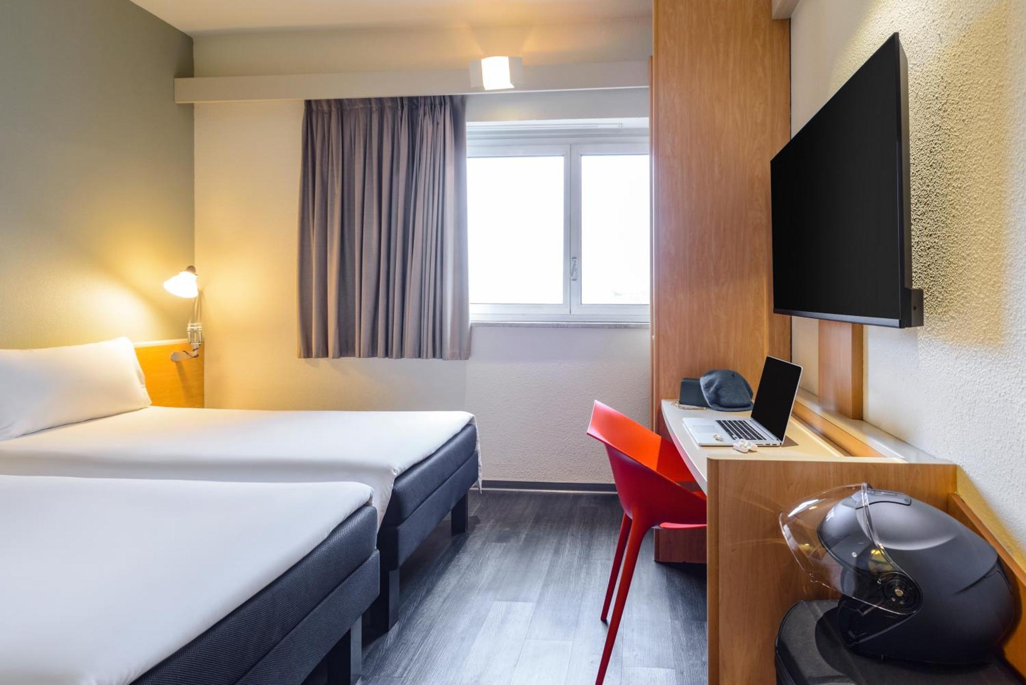 Hotel Ibis Milano Centro Esterno foto
